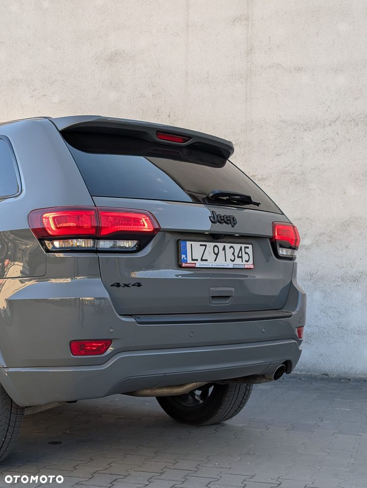 Jeep Grand Cherokee - 32