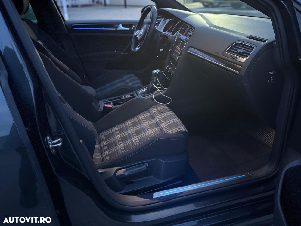 Volkswagen Golf - 32