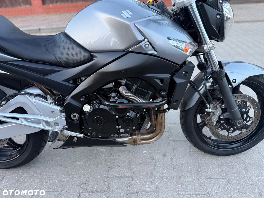 Suzuki GSR - 8