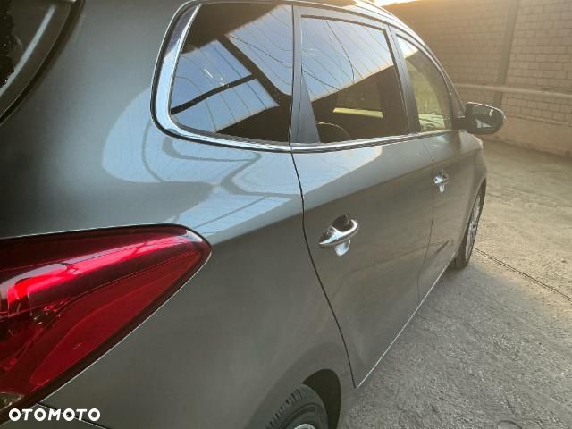 Kia Carens - 13