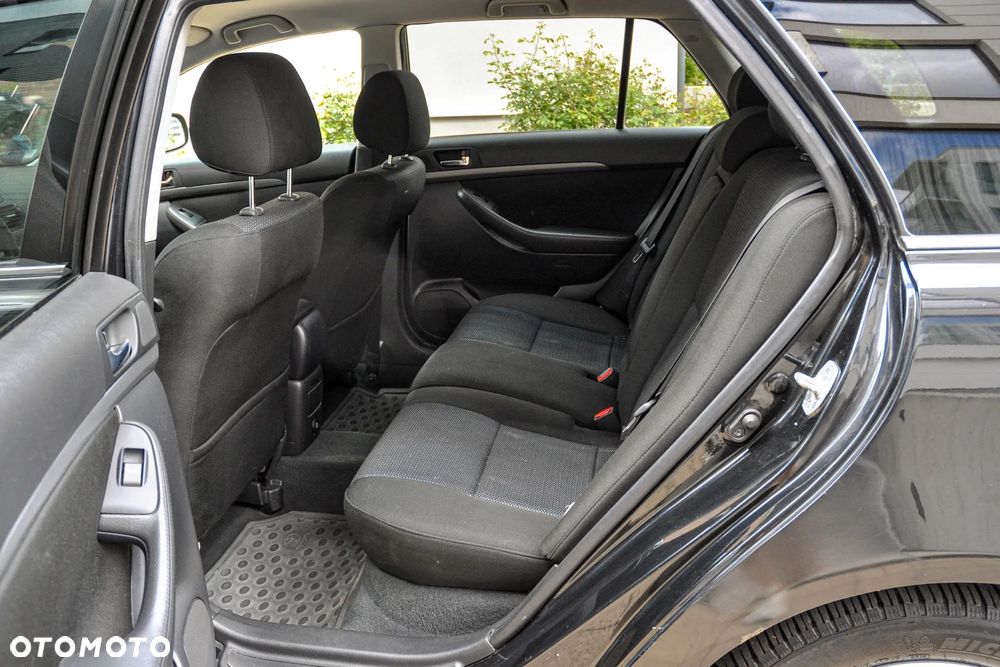 Toyota Avensis - 8