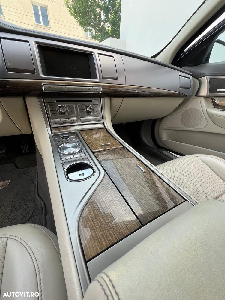 Jaguar XF 2.7D Luxury - 9