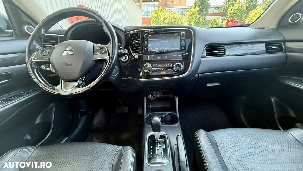 Mitsubishi Outlander - 11