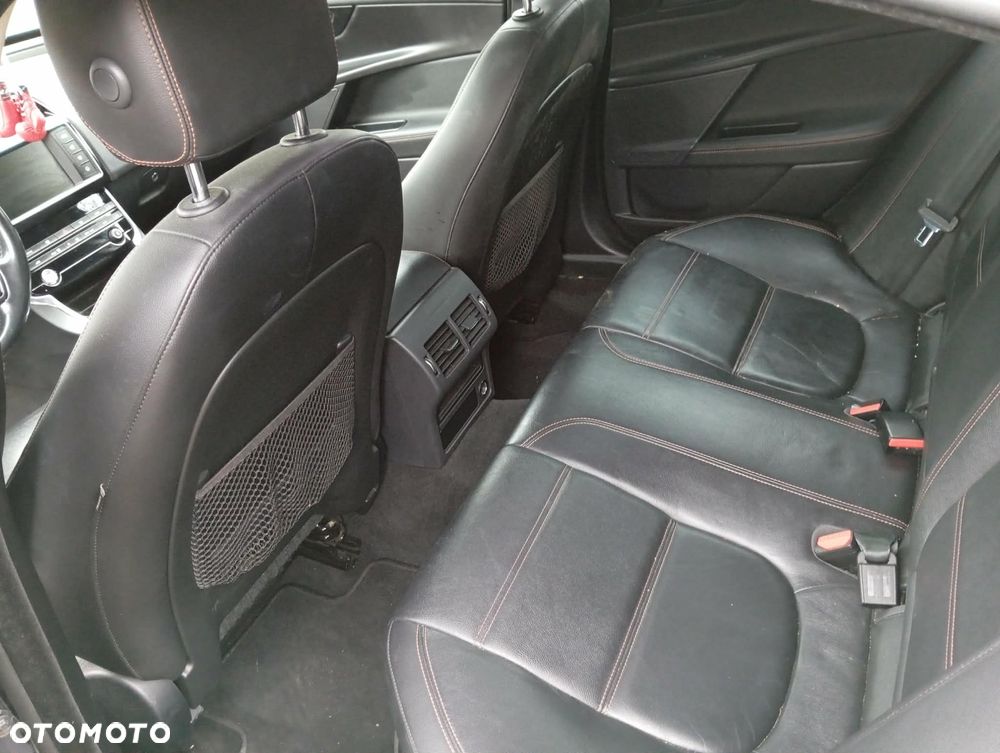 Jaguar XE 2.0 D Prestige - 7