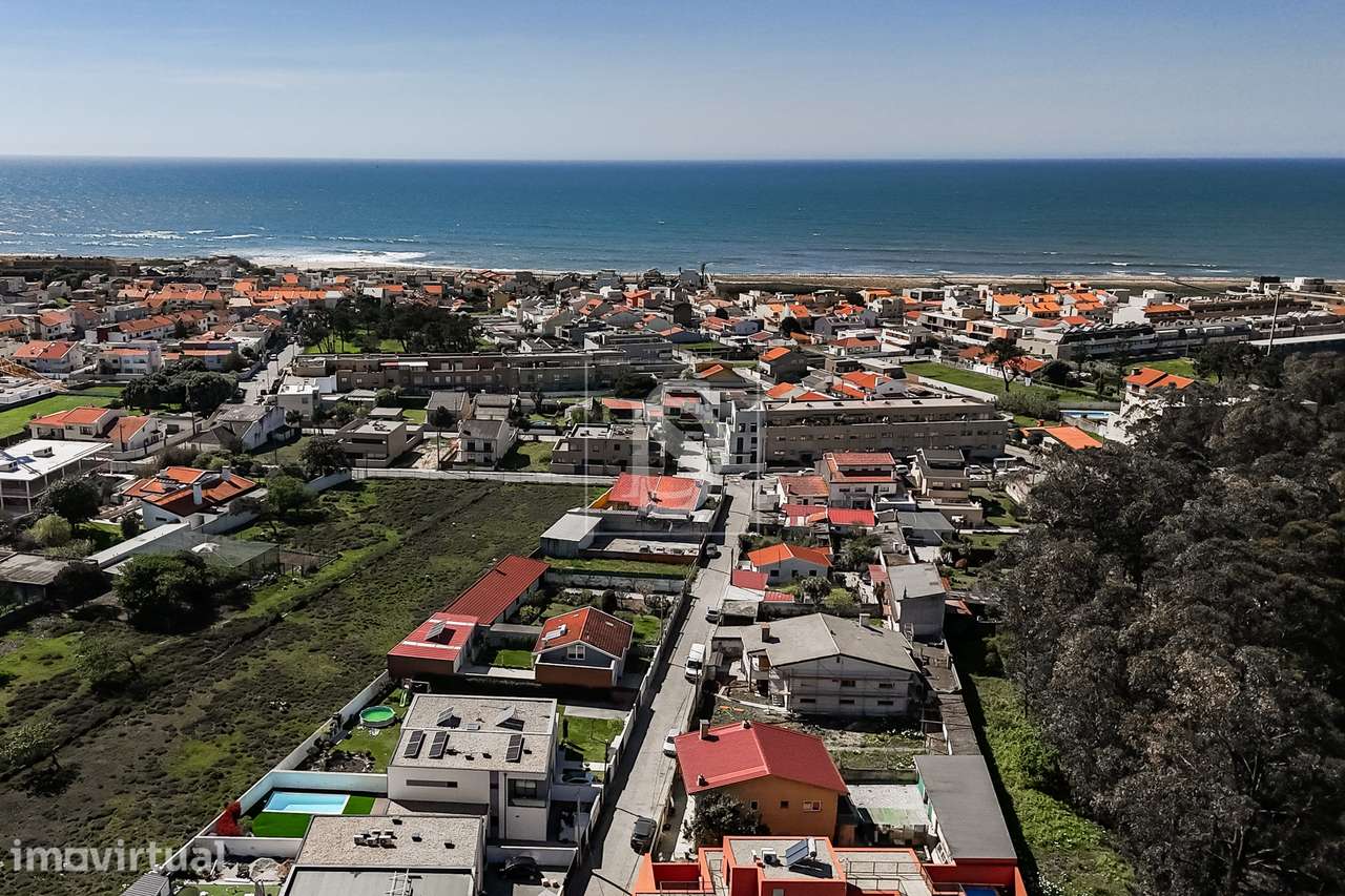 Moradia T4, Moderna, com Piscina, a 500m da Praia em Lavra - Grande imagem: 5/40