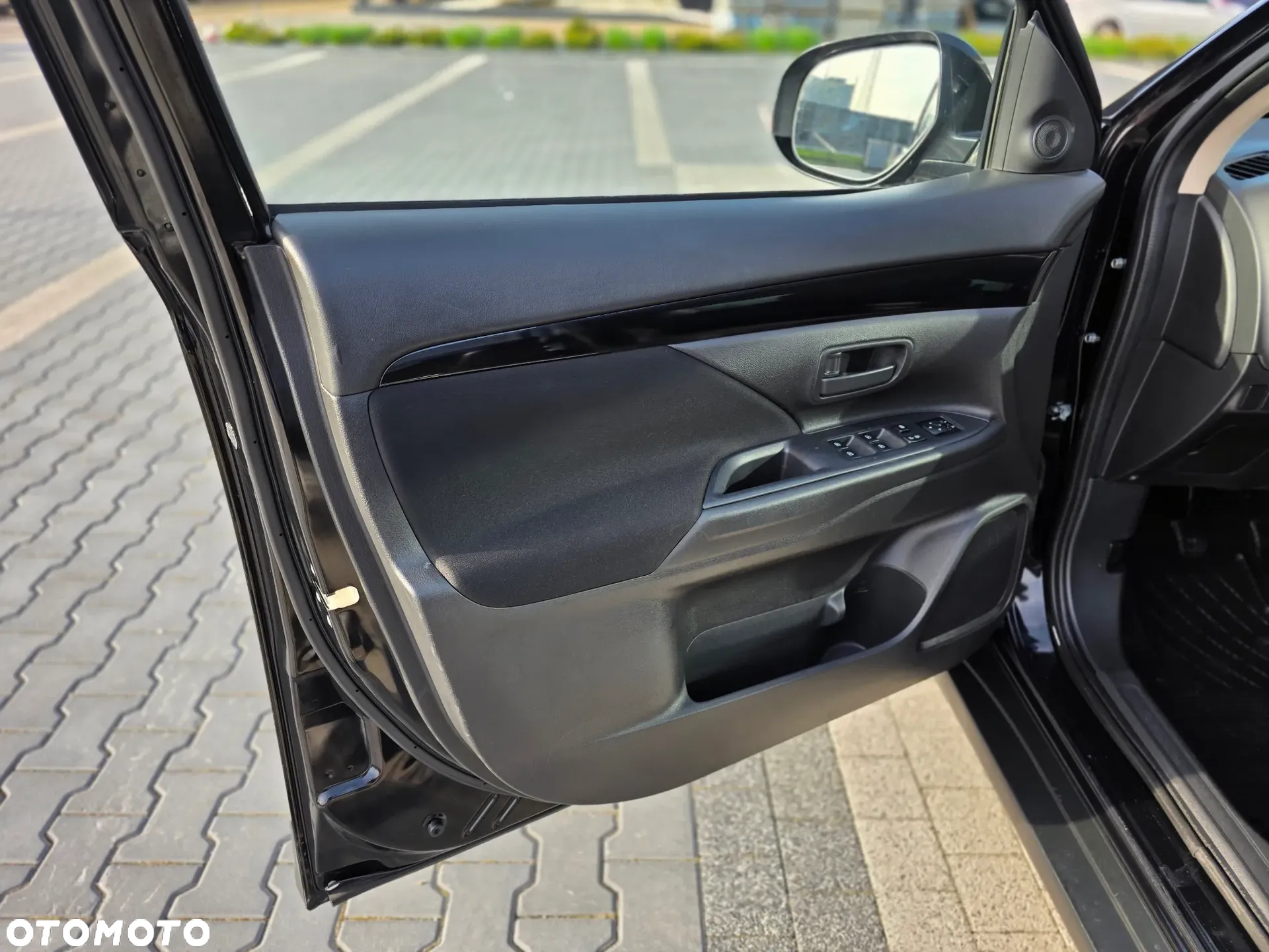 Mitsubishi Outlander 2.0 Invite + 2WD - 17