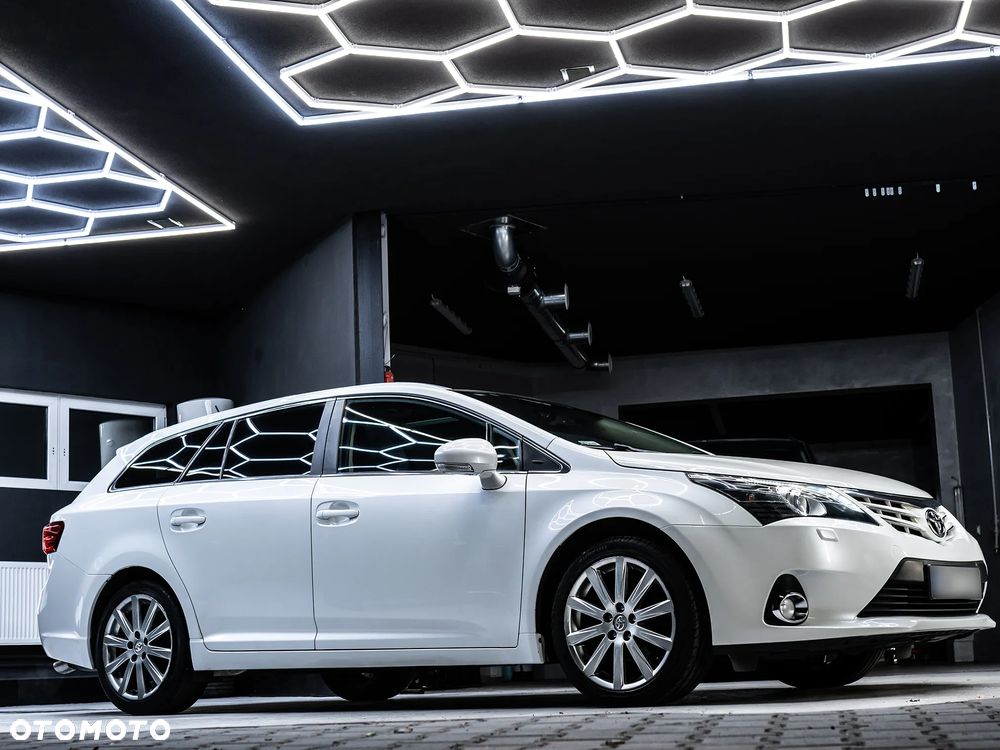 Toyota Avensis 2.0 Business Edition - 1