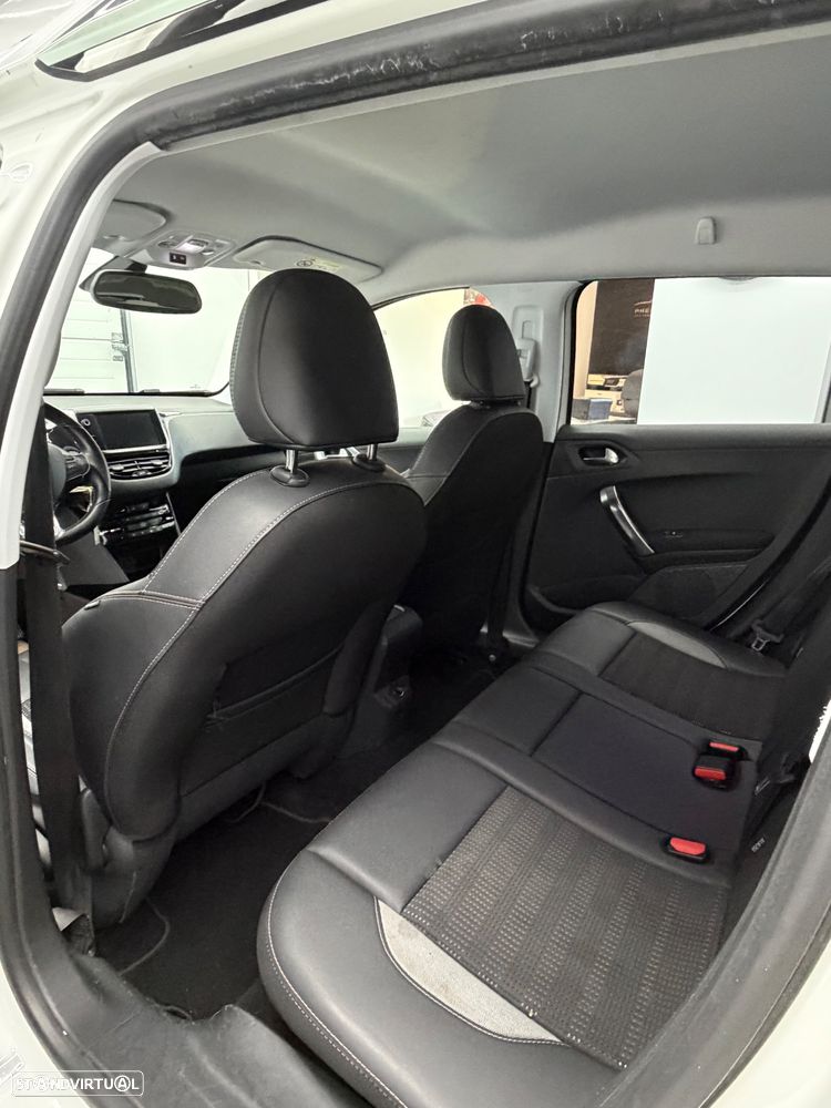 Peugeot 2008 1.2 PureTech Allure - 22