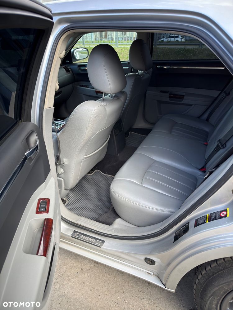 Chrysler 300C - 16