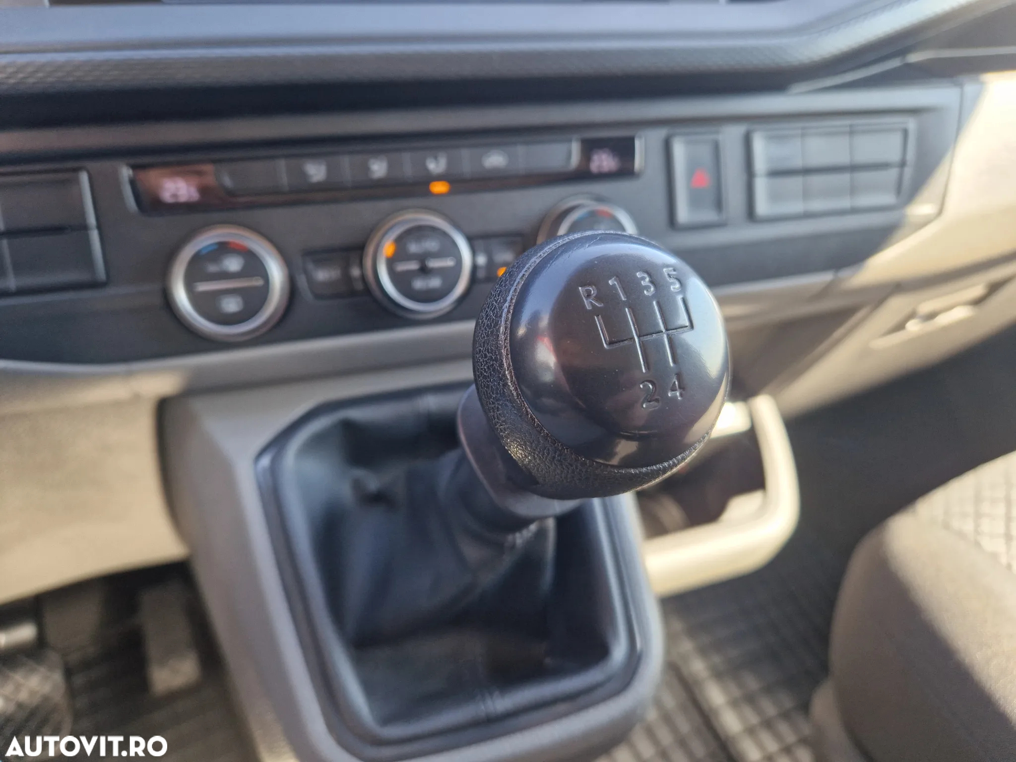 Volkswagen Caravelle - 15