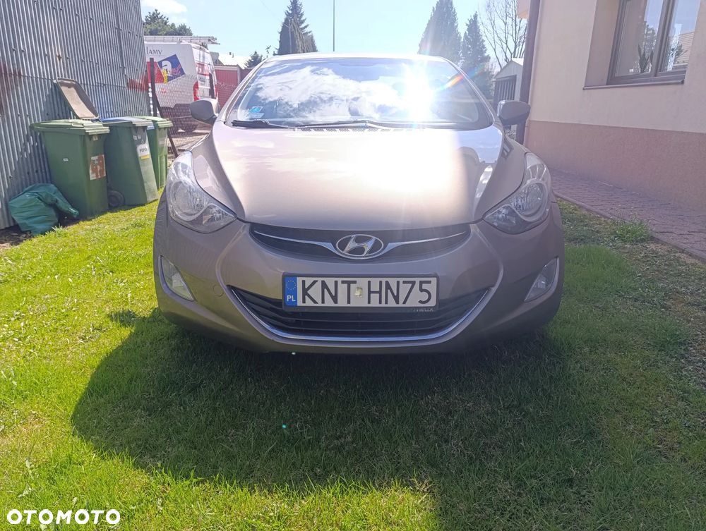 Hyundai Elantra 1.6 Classic + - 1