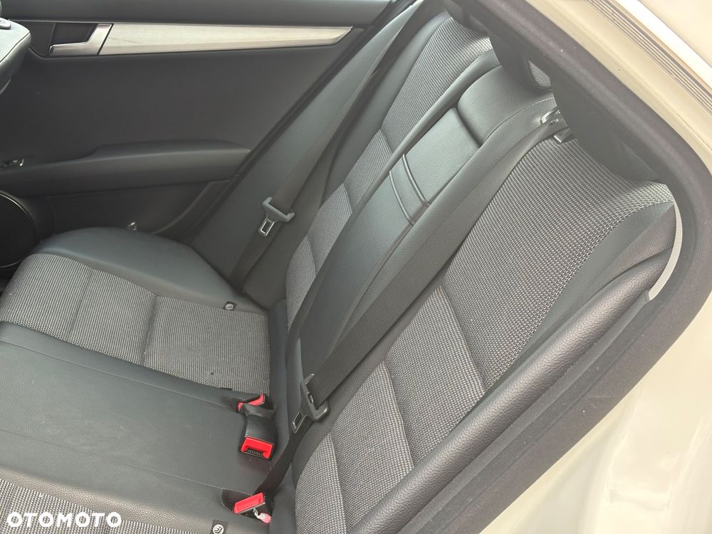 Mercedes-Benz Klasa C 180 CGI Automatik BlueEFFICIENCY Avantgarde - 14