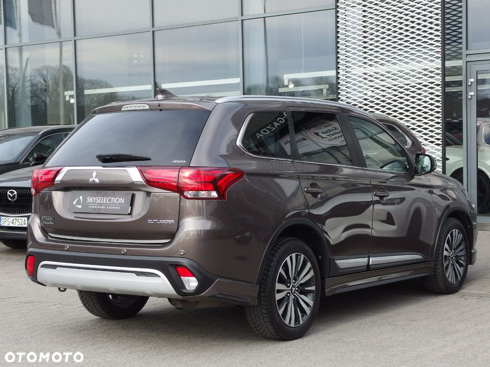 Mitsubishi Outlander 2.0 Instyle + 4WD CVT - 9