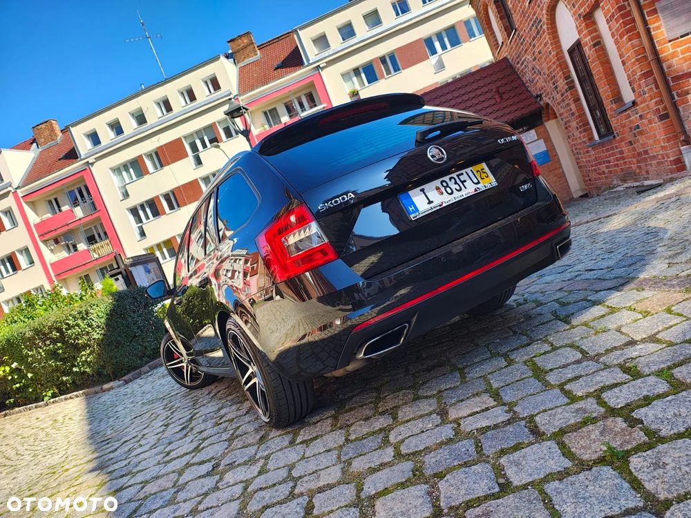 Skoda Octavia Combi 2.0 TDI RS - 27