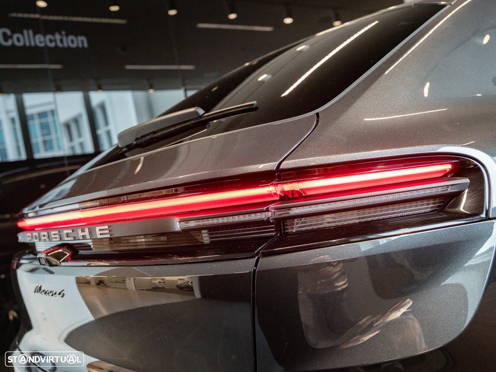Porsche Macan Electric 4 - 18