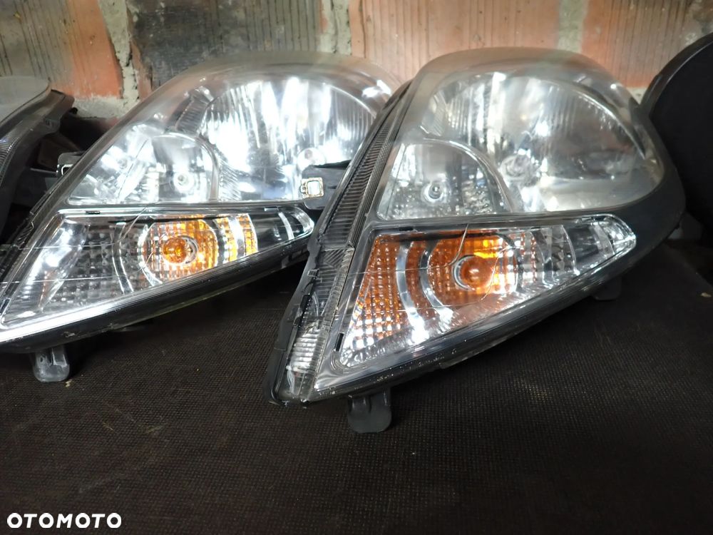 Trafic 2 VivaroA Primastar Lampy Przednie. - 1