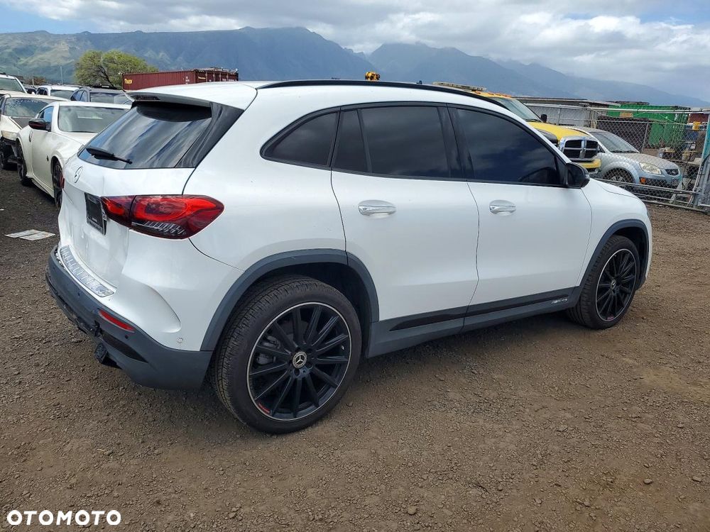 Mercedes-Benz GLA - 4
