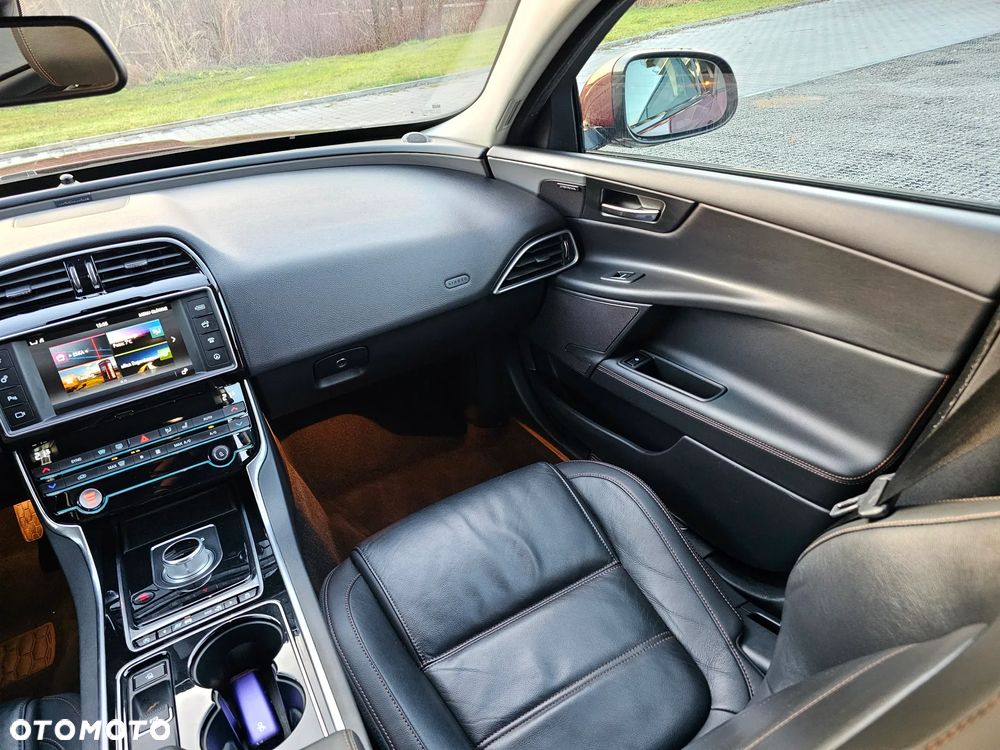 Jaguar XE 2.0 D Prestige - 33