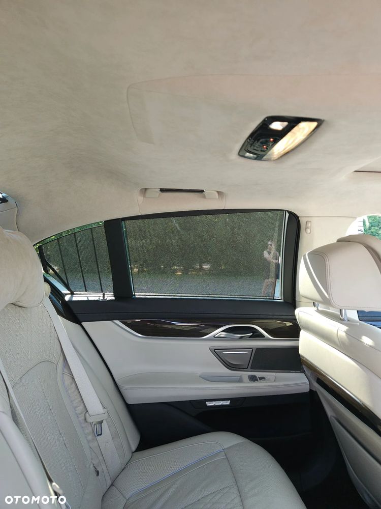 BMW Seria 7 750i xDrive - 27