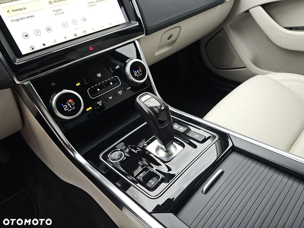Jaguar XE - 22