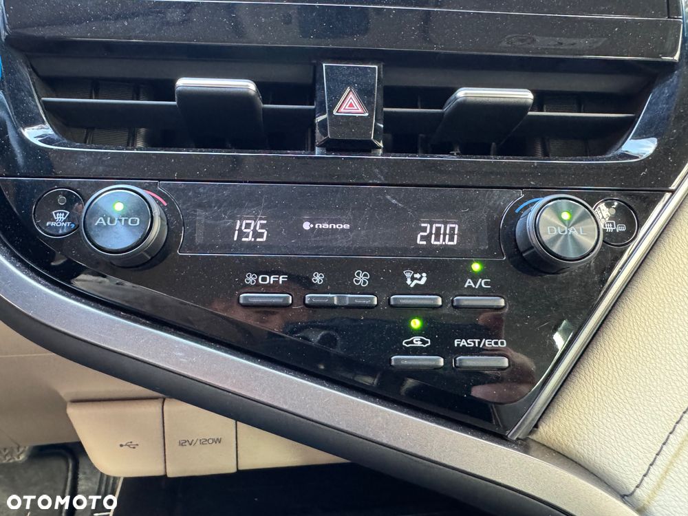 Toyota Camry 2.5 Hybrid Executive CVT - 32