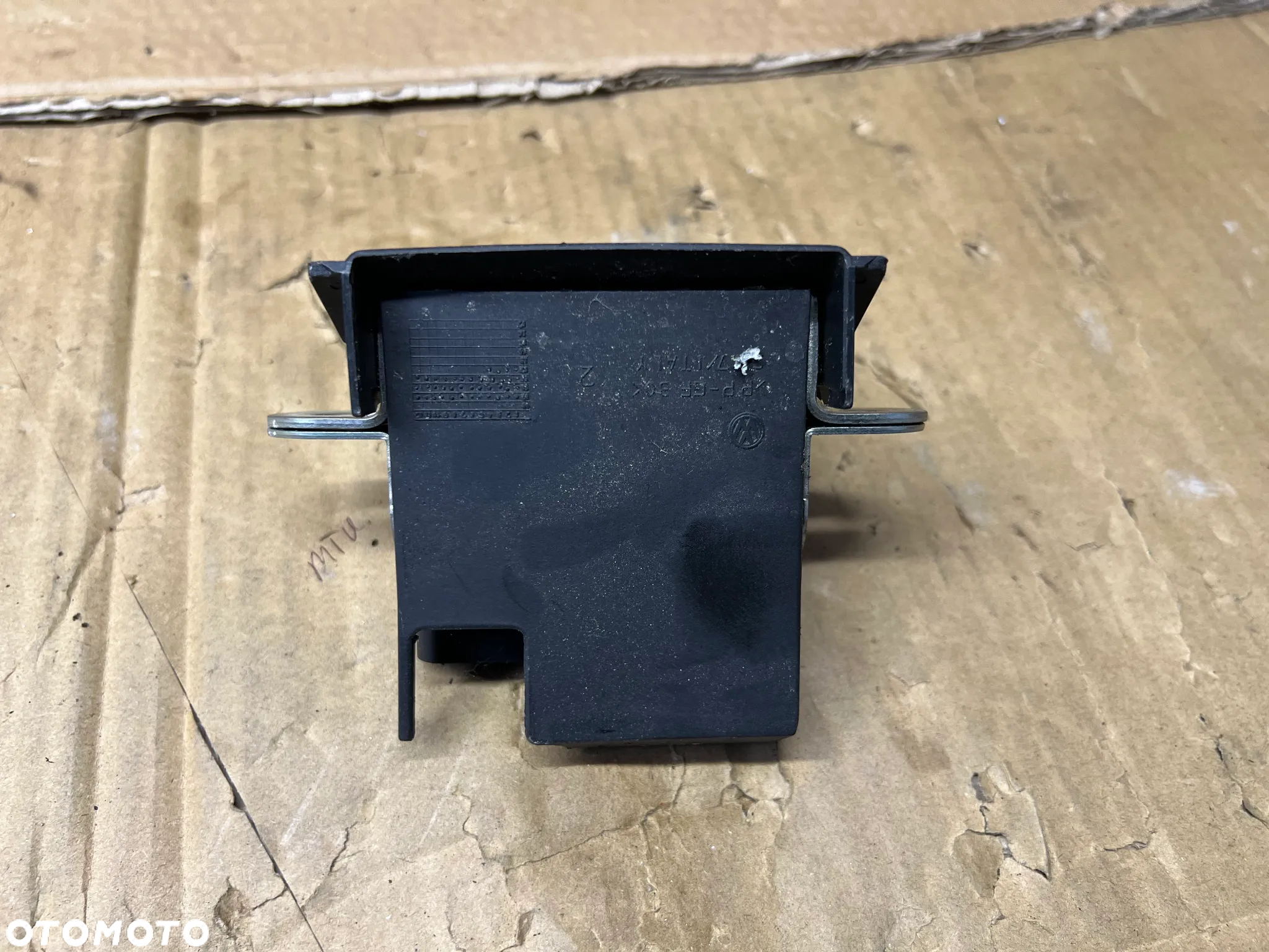 Zamek klapy bagażnika VW Golf VI 6 Kombi 5M0827505E - 2