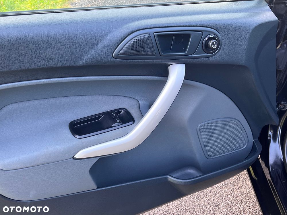Ford Fiesta 1.6 TDCi DPF Titanium - 11