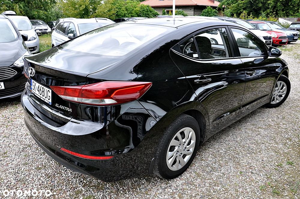 Hyundai Elantra 1.6 Comfort - 11