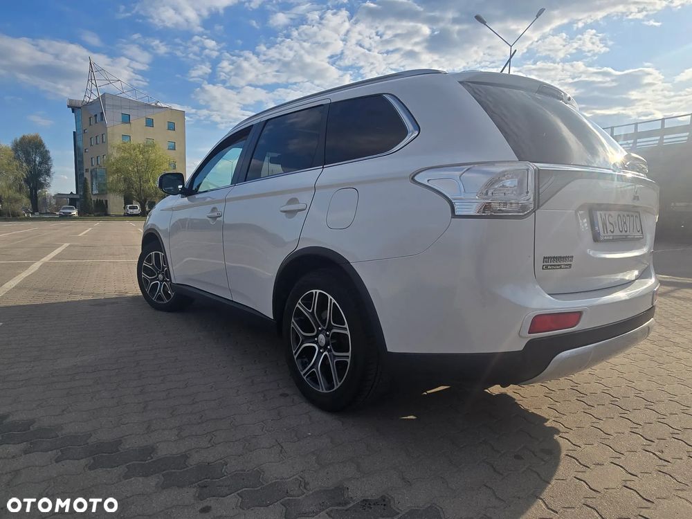 Mitsubishi Outlander 2.0 Instyle Navi 4WD CVT - 3
