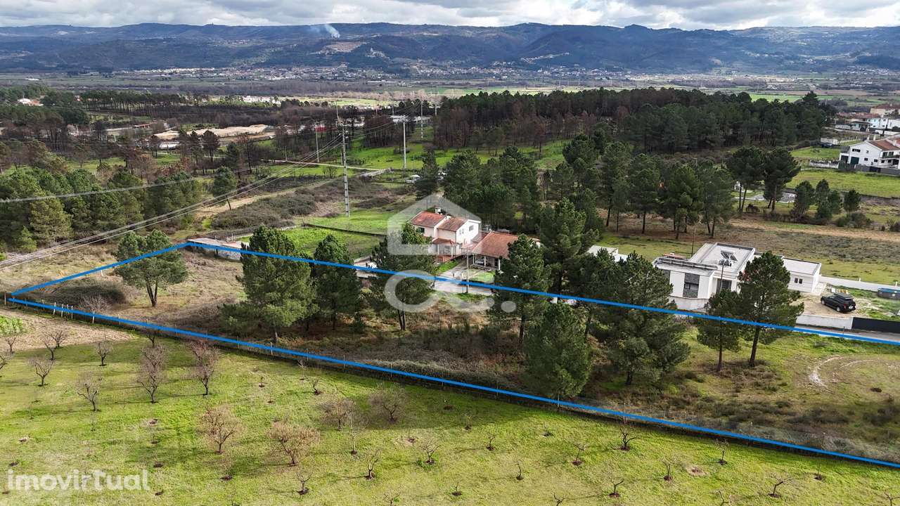 Pequena quinta (área de 4.742 m2), com cerca de 4.000 m2 de solo  urb - Grande imagem: 2/17