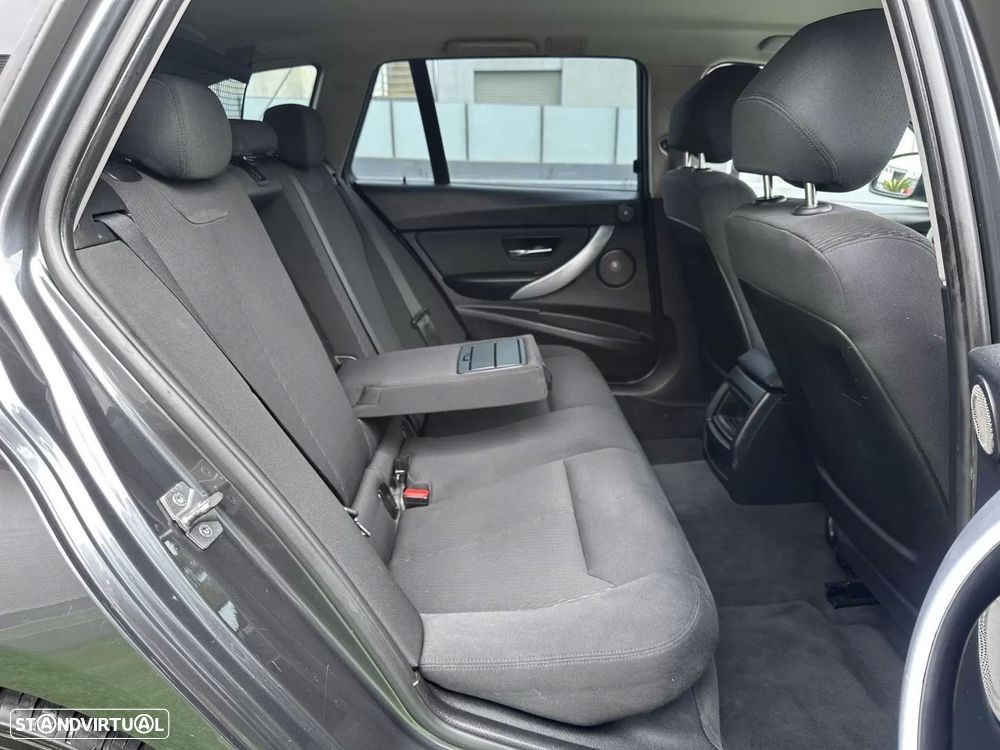BMW 320 d Auto Line Sport - 33