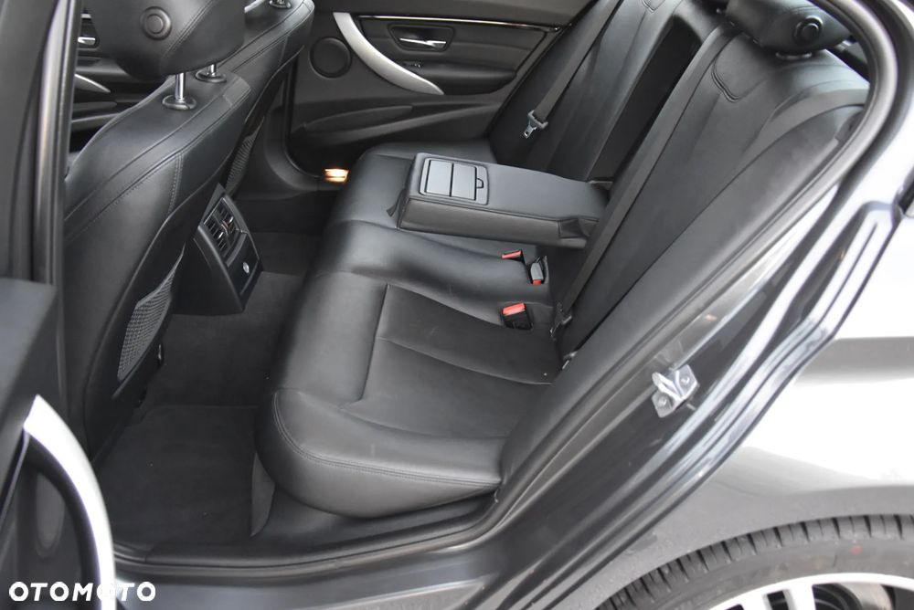 BMW Seria 3 320i Edition M Sport Shadow - 28