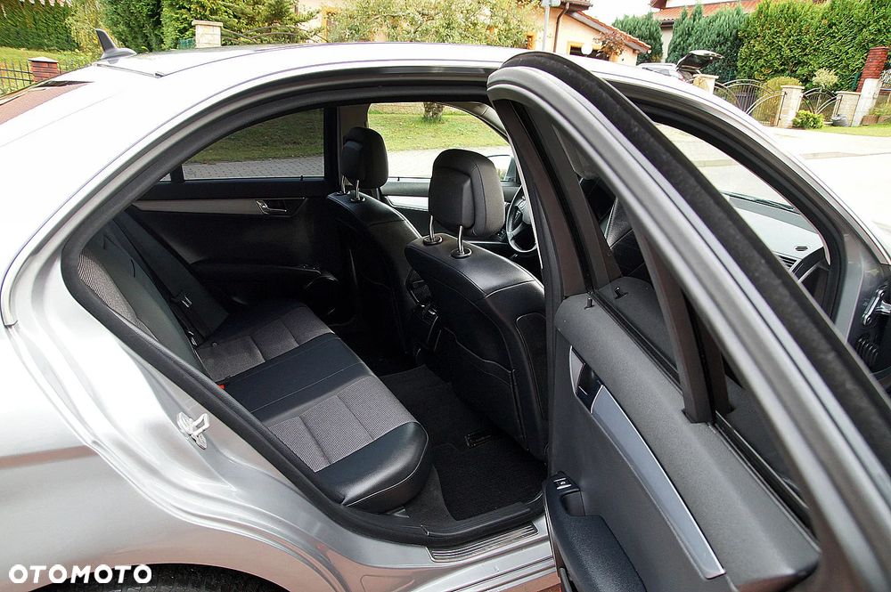Mercedes-Benz Klasa C 180 CGI BlueEff Avantgarde - 21