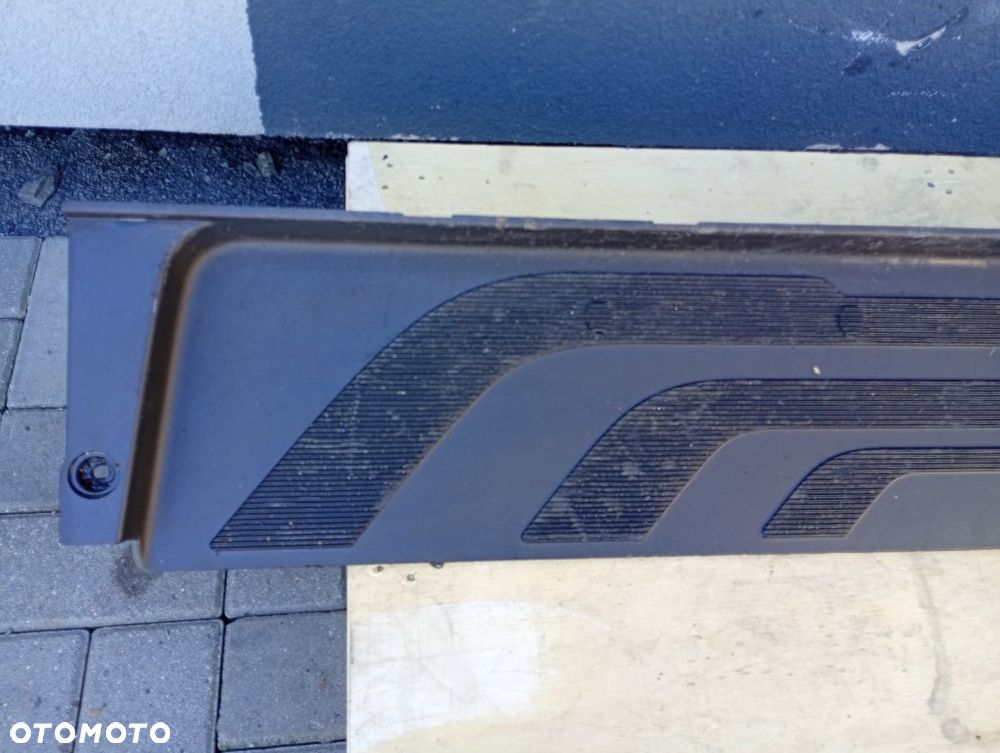 stopień progu drzwi przesuwnych prowadnica dolna mercedes sprinter W907 W910 A9106861500 - 2