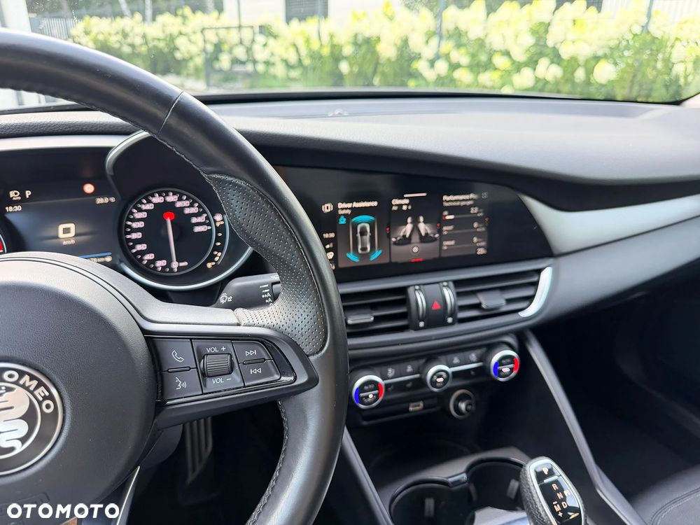Alfa Romeo Giulia ver-2-0-turbo-16v-at8-sprint - 12