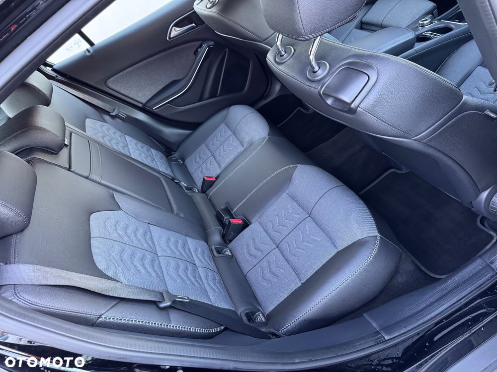 Mercedes-Benz GLA 200 7G-DCT UrbanStyle Edition - 26