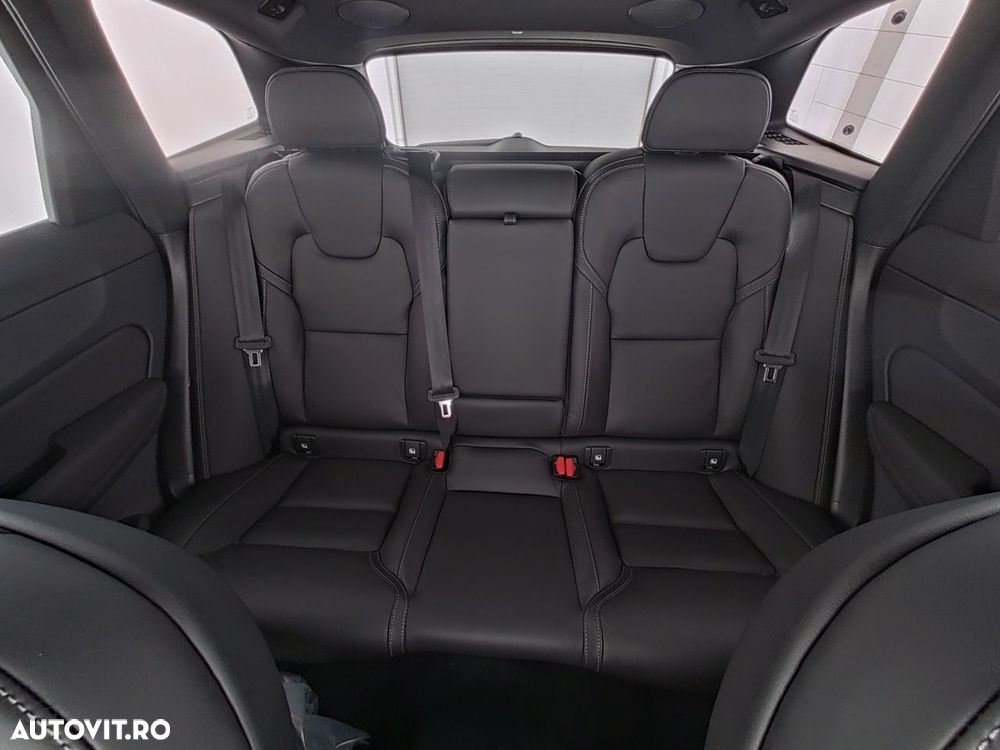 Volvo XC 60 B5 AT AWD MHEV Ultra Black Edition - 12