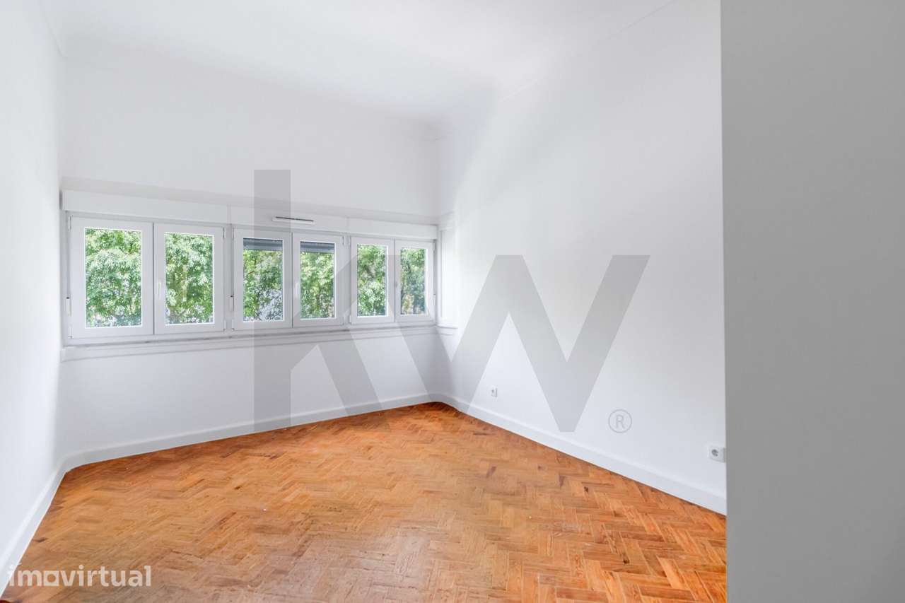 Apartamento T4 com garagem na Avenida Defensores de Chaves - Grande imagem: 2/34