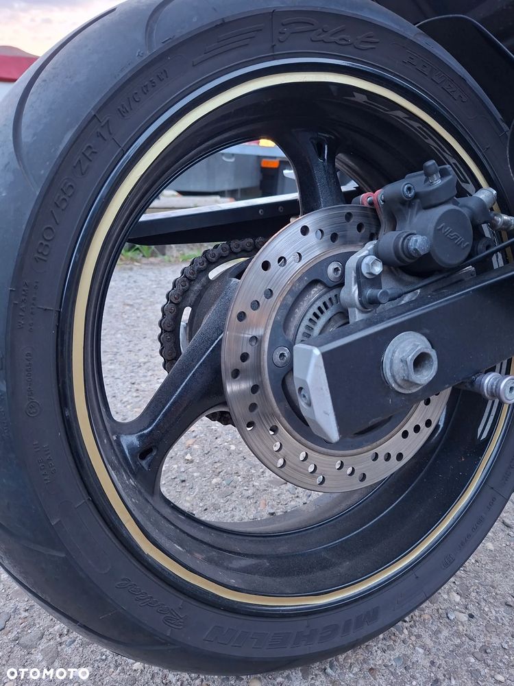 Suzuki GSR - 4