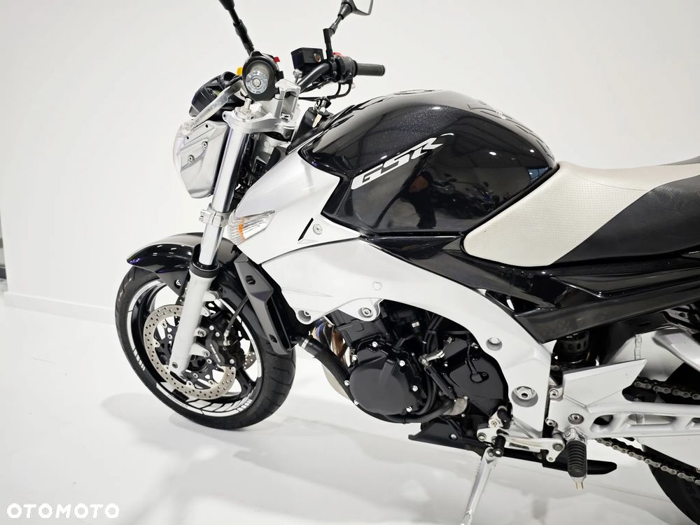 Suzuki GSR - 16