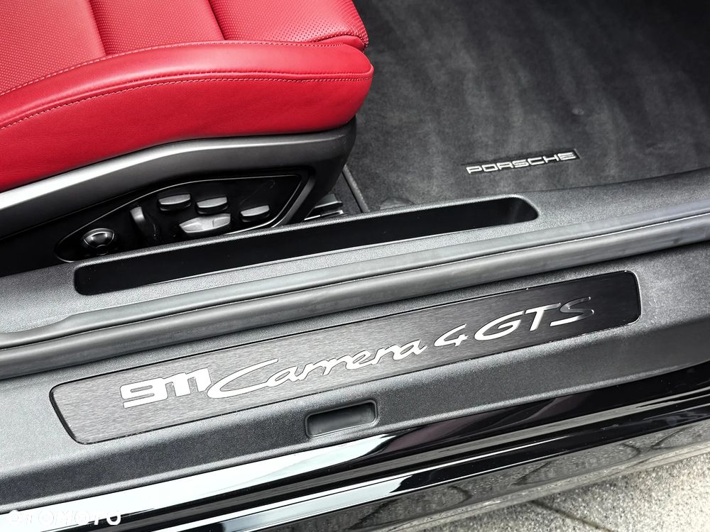 Porsche 911 Carrera 4 GTS - 18