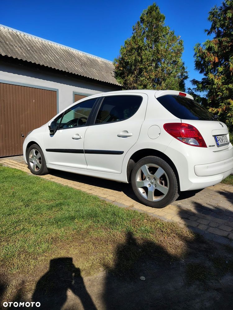 Peugeot 207 2011 photo 3