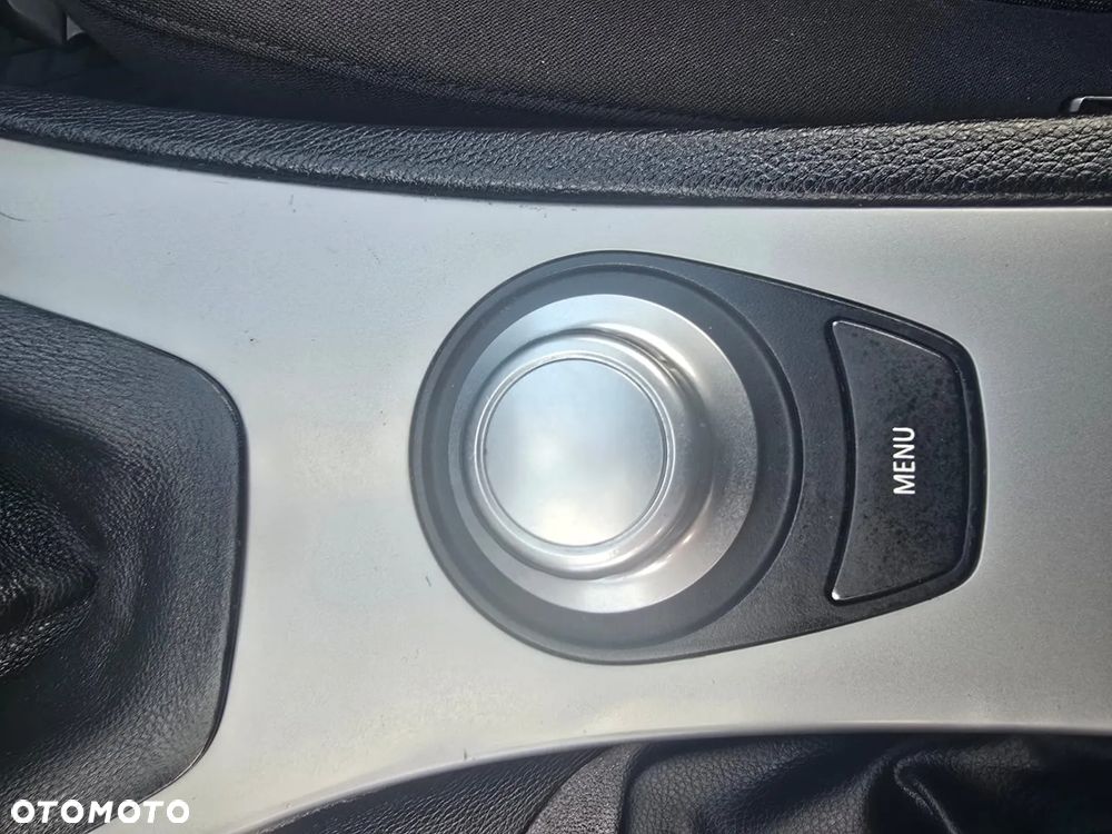 BMW Seria 3 318i Touring - 17