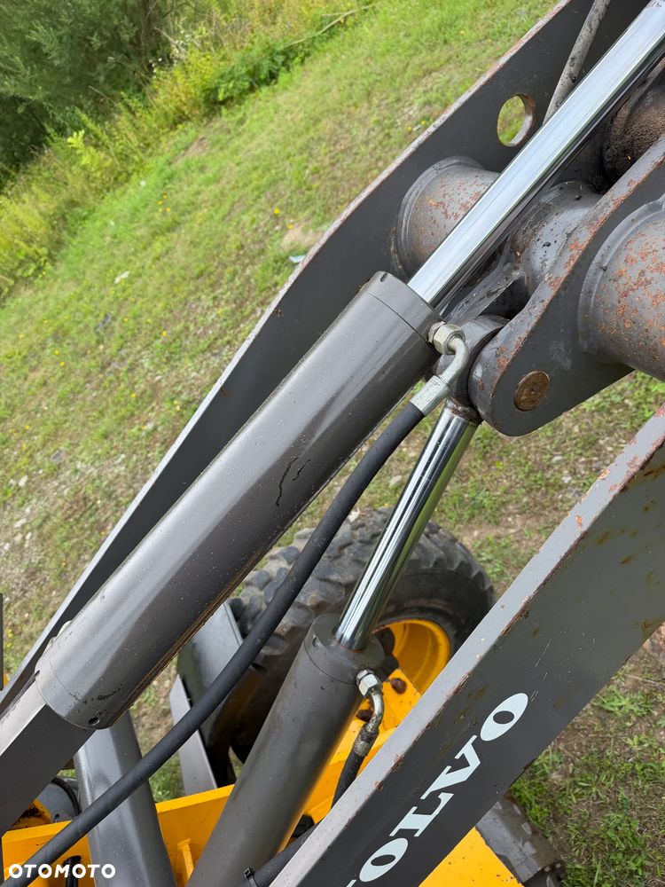 Volvo L25F Ładowarka Kołowa łamana 2015 rok. Jak Nowa! Oryginał łyżka i widły. Mocny silnik 4 cylindry. Zero luzów i wycieków. Aktualne Badania DEKRA BMWT. Wielka Okazja. Maszyna jak nowa z Salonu. 2600 mtg. Pochodzi z Norweskiego urzędu gminy. Dodatkowe linie Hydrauliczne. Szybka wolna Jazda Rewers Hydrostatic. Wersja Norwesk Mocne doświetlenie dodatkowe grzanie. kabina Ogrzewana wentylowana! Zmiana Osprzętu Hydrauliczna! pełne sterowanie z dżojstika! Opony jak Nowe. Podzespoły pomy suche, czytelne tabliczki! OKAZJA - 21