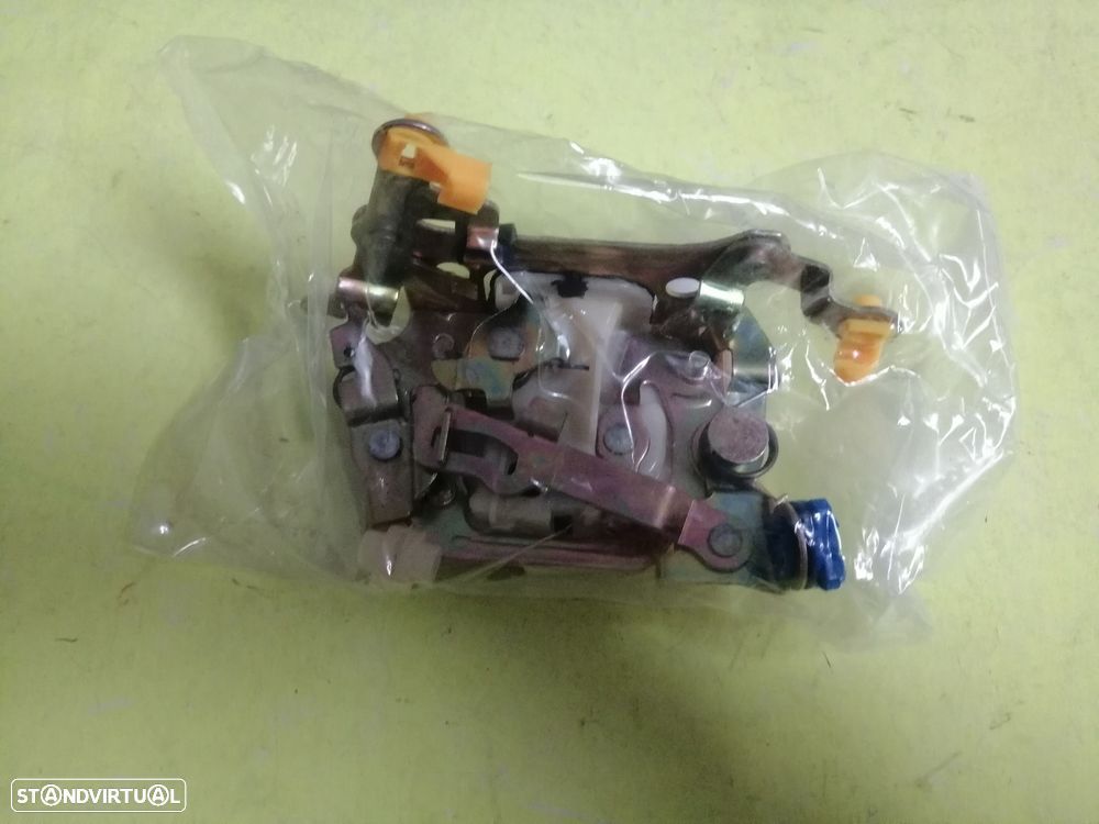 Fechadura da porta esquerda Nissan Pickup D21 - 3