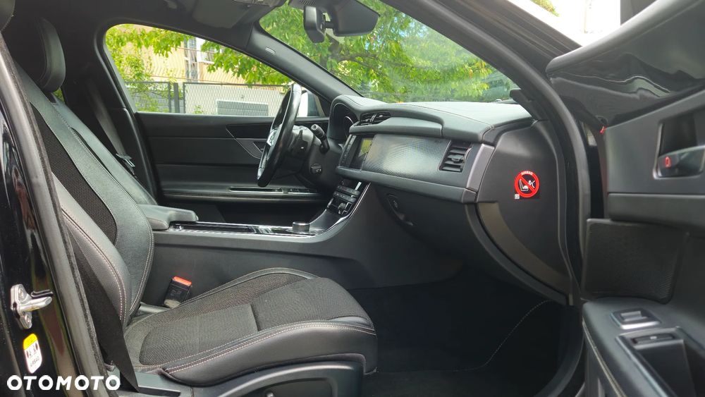 Jaguar XF 2.0 i4D R-Sport - 29