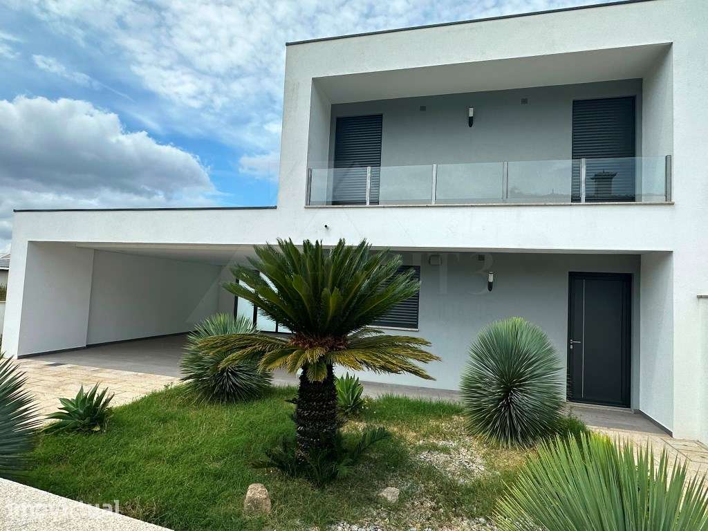 Moradia T3 de Arquitetura Moderna - Correlhã, Ponte de Lima - Grande imagem: 2/18