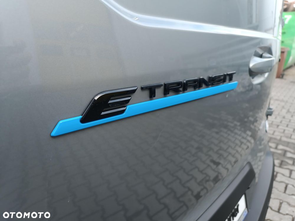 Ford Transit Courier - 32