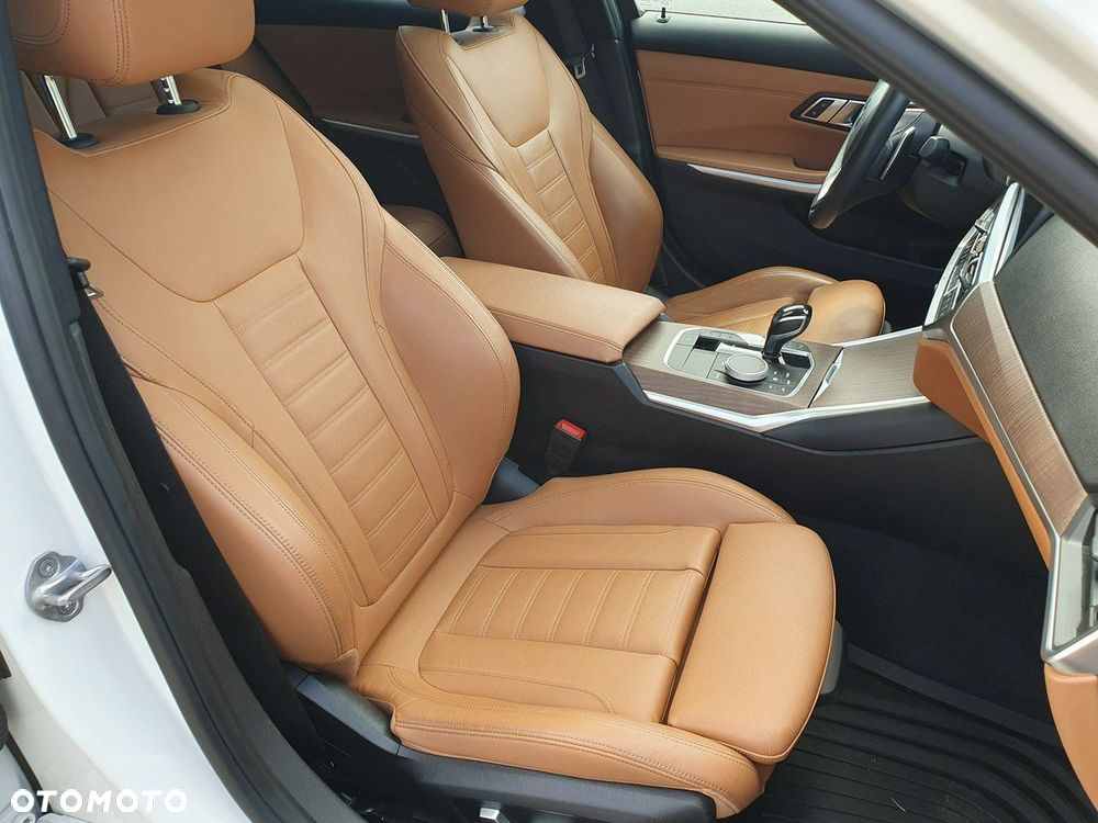 BMW Seria 3 330i xDrive - 17