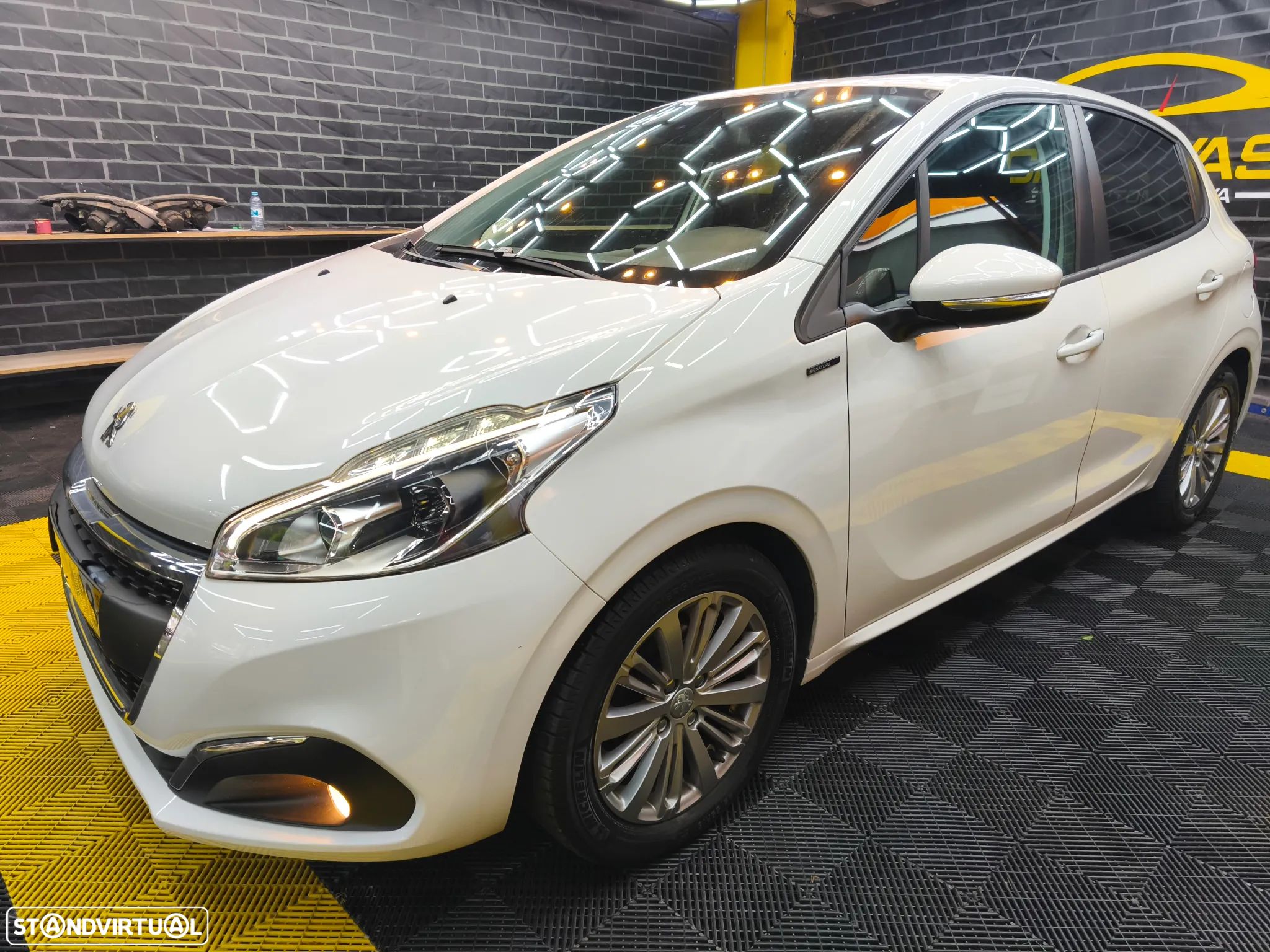Peugeot 208 1.2 PureTech Signature - 1